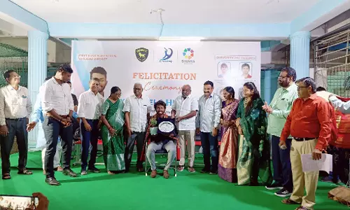 Adilabad के पहले रणजी खिलाड़ी तेजा को घर वापसी पर सम्मानित किया