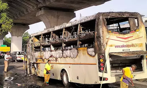 Karnataka: टायर फटने से निजी बस में लगी आग, यात्री भागे