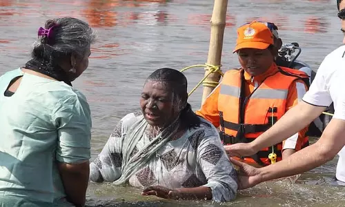Prayagraj :  महाकुंभ पहुंचीं राष्ट्रपति द्रौपदी मुर्मू, संगम में किया स्नान