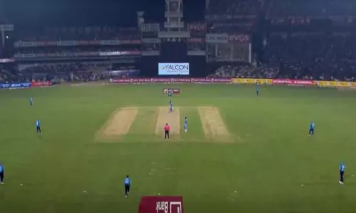 कटक के बाराबती स्टेडियम में फ्लडलाइट खराब होने के कारण कुछ देर के लिए खेल रुका