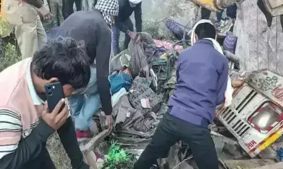 Dausa: पत्थरों से भरा ट्रक बेकाबू होकर गहरी खाई में गिरा Dausa: पत्थरों से भरा ट्रक बेकाबू होकर गहरी खाई में गिरा