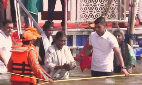 Maha Kumbh:  राष्ट्रपति द्रौपदी मुर्मू ने संगम में लगाई पवित्र डुबकी