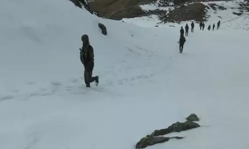 Jammu and Kashmir: बर्फ से ढके डोडा में सेना ने गश्त की