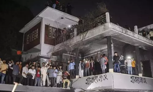 आवामी लीग नेता के घर में तोड़फोड़: बांग्लादेश में अशांति के मामले में 40 लोग गिरफ्तार आवामी लीग नेता के घर में तोड़फोड़: बांग्लादेश में अशांति के मामले में 40 लोग गिरफ्तार