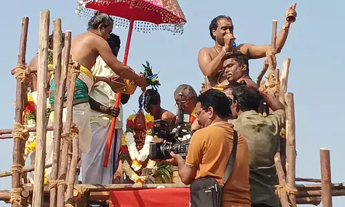 Tamil Nadu: विश्वनाथ स्वामी मंदिर के प्राण प्रतिष्ठा समारोह में बड़ी संख्या में श्रद्धालुओं ने भाग लिया Tamil Nadu: विश्वनाथ स्वामी मंदिर के प्राण प्रतिष्ठा समारोह में बड़ी संख्या में श्रद्धालुओं ने भाग लिया