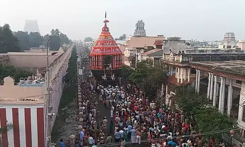 श्रीरंगम मंदिर ताइथेरोत्तम: मंदिर में उमड़े हजारों श्रद्धालु श्रीरंगम मंदिर ताइथेरोत्तम: मंदिर में उमड़े हजारों श्रद्धालु