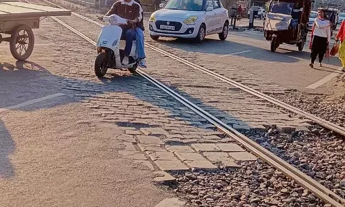 Haryana : कैथल में लेवल क्रॉसिंग एक चिंता का विषय Haryana : कैथल में लेवल क्रॉसिंग एक चिंता का विषय