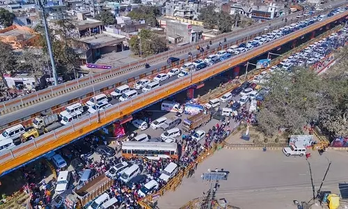 Prayagraj: महाकुंभ के चलते प्रयागराज जाने वाले हाईवे पर भारी जाम से श्रद्धालु परेशान