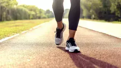 Lifestyle: दिनभर फिट और एनर्जेटिक रहने के लिए रोज़ाना इन तरीकों से चलें पैदल