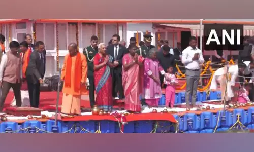 राष्ट्रपति मुर्मू ने महाकुंभ के दौरान Prayagraj के त्रिवेणी संगम पर पूजा-अर्चना की, गंगा आरती की