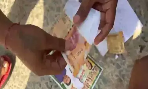 पार्षद प्रत्याशी ने पकड़े जाने पर पैसों से भरा लिफाफा नाली में फेंका, वीडियो वायरल