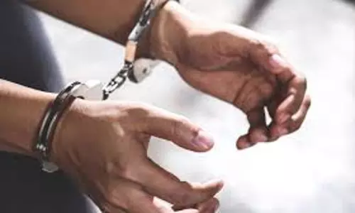 Jaipur: खुद को IB का डीसीपी बताकर लोगों से ठगे 20 लाख, आरोपी गिरफ्तार Jaipur: खुद को IB का डीसीपी बताकर लोगों से ठगे 20 लाख, आरोपी गिरफ्तार