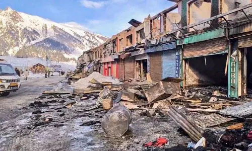 Sonamarg बाजार में लगी भीषण आग, 50 इमारतें राख में तब्दील
