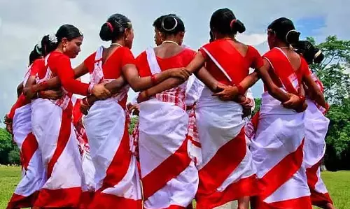Assam : डिब्रूगढ़ में बड़े पैमाने पर झुमोर नृत्य का अभ्यास किया गया Assam : डिब्रूगढ़ में बड़े पैमाने पर झुमोर नृत्य का अभ्यास किया गया