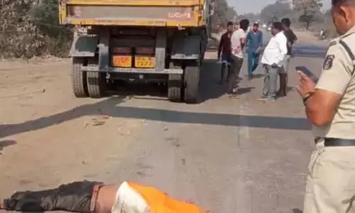 ट्रक गुजरा बाइक सवार के ऊपर से, मौत