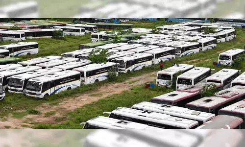 तेलंगाना राज्य RTC ‘वज्र’ मिनी बसें बेकार और अप्रयुक्त पड़ी तेलंगाना राज्य RTC ‘वज्र’ मिनी बसें बेकार और अप्रयुक्त पड़ी