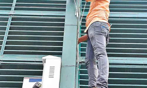 Andhra: जगन के आवास और पार्टी कार्यालय पर सुरक्षा व्यवस्था Andhra: जगन के आवास और पार्टी कार्यालय पर सुरक्षा व्यवस्था