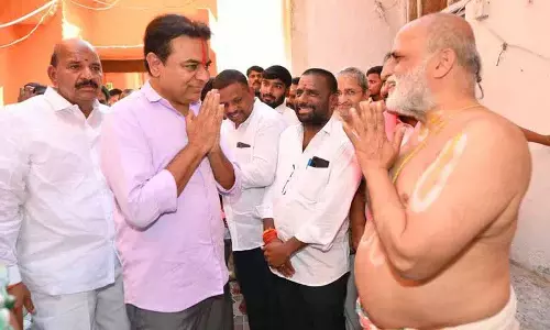 KTR ने चिलकुर के मुख्य पुजारी से मुलाकात की