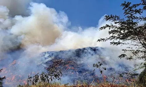 Mysuru के सीवेज फार्म में डंप साइट पर पुराने कचरे में लगी आग