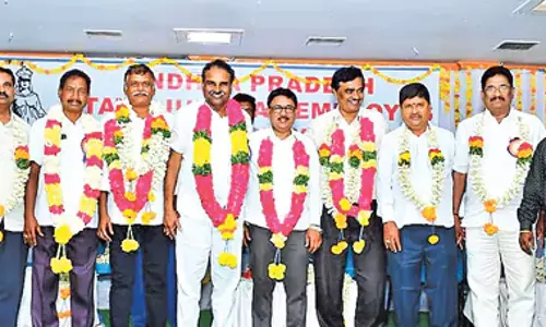Andhra: गोपीनाथ रेड्डी विधि विभाग कर्मचारी संघ के प्रदेश अध्यक्ष चुने गए Andhra: गोपीनाथ रेड्डी विधि विभाग कर्मचारी संघ के प्रदेश अध्यक्ष चुने गए