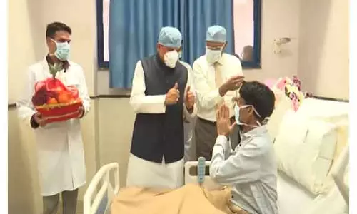 CM मोहन यादव ने एम्स भोपाल में राज्य के पहले हृदय-प्रत्यारोपण मरीज से मुलाकात की CM मोहन यादव ने एम्स भोपाल में राज्य के पहले हृदय-प्रत्यारोपण मरीज से मुलाकात की