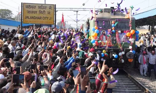 Ravidas Jayanti समारोह के लिए हजारों श्रद्धालु वाराणसी जाने वाली विशेष ट्रेन में सवार हुए