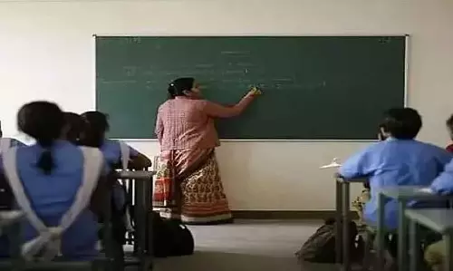 Assam : शिवसागर में स्कूल शिक्षकों को कक्षाओं के दौरान मोबाइल फोन के इस्तेमाल पर रोक Assam : शिवसागर में स्कूल शिक्षकों को कक्षाओं के दौरान मोबाइल फोन के इस्तेमाल पर रोक
