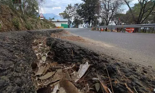 Dharamsala में मैकलोडगंज पहाड़ी की ओर जाने वाली सड़कें डूब रही