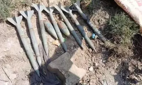 OMG! रॉकेट लॉन्चर से भरा थैला मिलने से हड़कंप, पुलिस ने सील किया इलाका, VIDEO