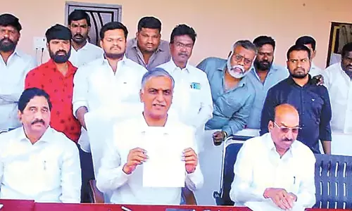 Telangana: सरकार ने किसानों को बोनस न देकर उनके साथ धोखा किया Telangana: सरकार ने किसानों को बोनस न देकर उनके साथ धोखा किया