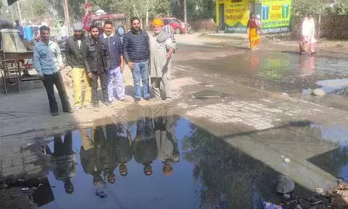 Amritsar: सीवर लीक, क्षतिग्रस्त सड़क से असुविधा और स्वास्थ्य को खतरा Amritsar: सीवर लीक, क्षतिग्रस्त सड़क से असुविधा और स्वास्थ्य को खतरा
