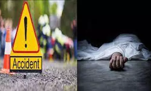 Kasganj: महाकुंभ से लौटते वक्त सड़क हादसा ,बेटे का शव देख  मां सदमे में