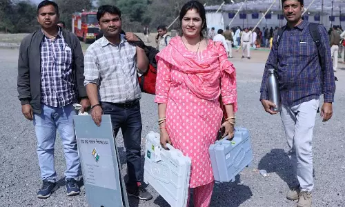 मतदान प्रक्रिया संपन्न कराने मतदान दल हुए रवाना