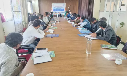 Khairthal Tijara: जिला कलेक्टर की अध्यक्षता में साप्ताहिक समीक्षा बैठक आयोजित