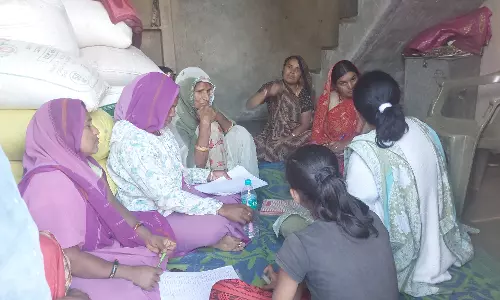 Pratapgarh: जिला कलेक्टर सर्वे टीमों के साथ एकल नारियों के घर पहुंचे प्रतापगढ़ Pratapgarh: जिला कलेक्टर सर्वे टीमों के साथ एकल नारियों के घर पहुंचे प्रतापगढ़