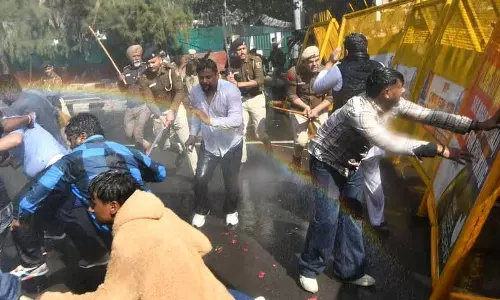 Chandigarh: प्रदर्शन कर रहे युवा कांग्रेस कार्यकर्ताओं पर पुलिस ने लाठीचार्ज किया Chandigarh: प्रदर्शन कर रहे युवा कांग्रेस कार्यकर्ताओं पर पुलिस ने लाठीचार्ज किया