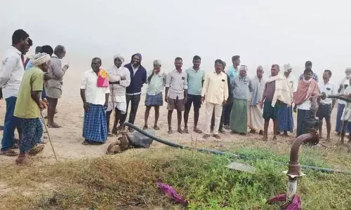 किसानों ने SRSP नहरों के माध्यम से पानी के लिए विरोध प्रदर्शन किया किसानों ने SRSP नहरों के माध्यम से पानी के लिए विरोध प्रदर्शन किया