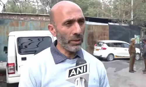 राशिद इंजीनियर को मिली हिरासत पैरोल, उनके भाई ने कहा संसद में सुनी जाएगी 18 लाख लोगों की आवाज राशिद इंजीनियर को मिली हिरासत पैरोल, उनके भाई ने कहा संसद में सुनी जाएगी 18 लाख लोगों की आवाज