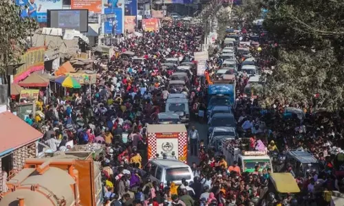 Varanasi: महाकुंभ से लौट रही भारी भीड़ के कारण स्कूलों में छुट्टियां घोषित