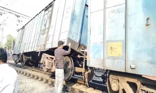Katni के पास मालगाड़ी के 3 डिब्बे पटरी से उतरे Katni के पास मालगाड़ी के 3 डिब्बे पटरी से उतरे