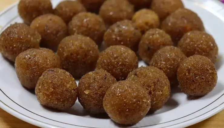 Coconut-Jaggery Laddu: सेहत के लिए फायदेमंद और स्वाद में किसी भी मिठाई से कम नहीं