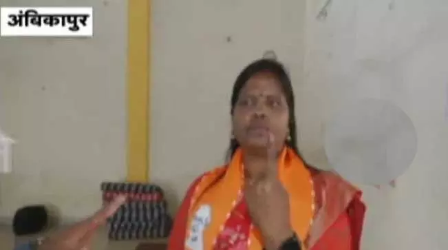 अंबिकापुर में मेयर प्रत्याशी मंजूषा भगत ने किया मतदान अंबिकापुर में मेयर प्रत्याशी मंजूषा भगत ने किया मतदान
