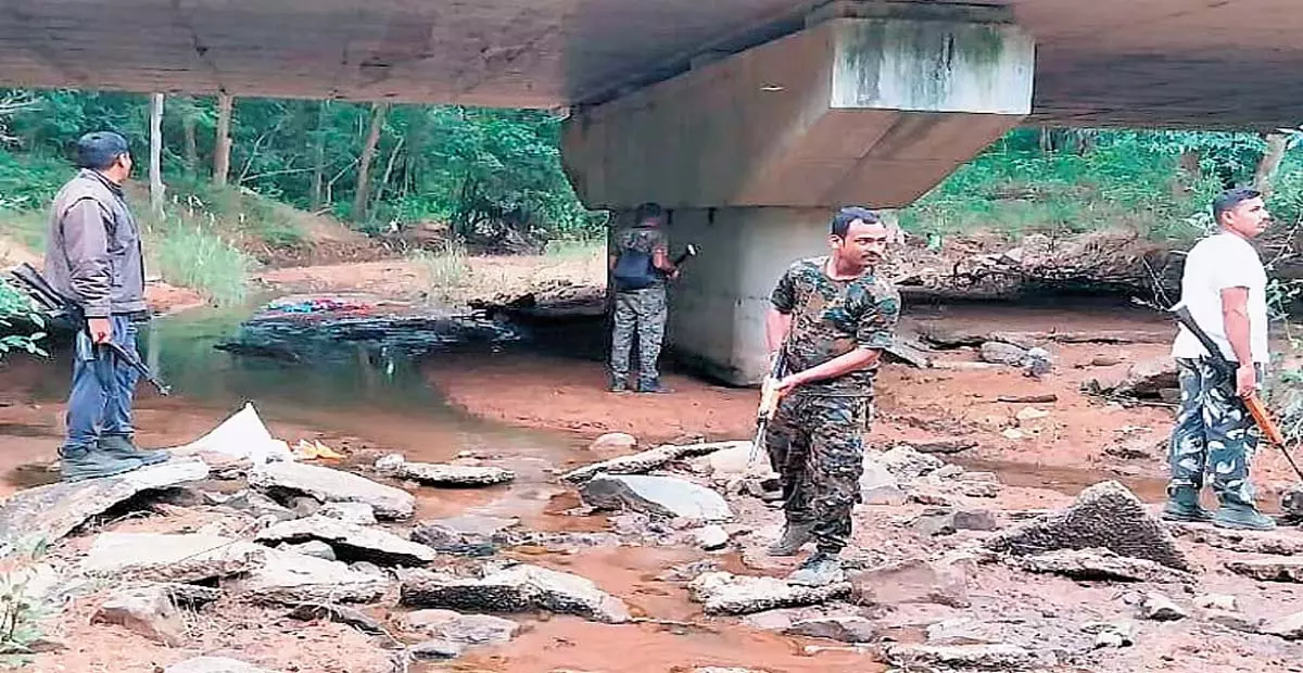 Telangana: माओवादी मुठभेड़ के बाद तेलंगाना के सीमावर्ती गांवों में सुरक्षा कड़ी कर दी गई Telangana: माओवादी मुठभेड़ के बाद तेलंगाना के सीमावर्ती गांवों में सुरक्षा कड़ी कर दी गई