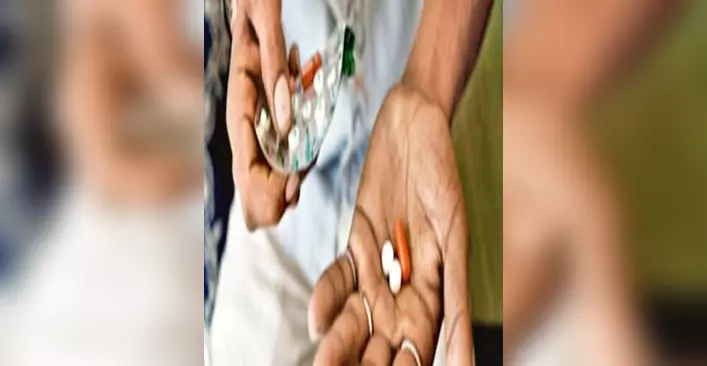 दवा खाने से दो दर्जन से अधिक छात्र बीमार, अभिभावक घबराए, स्कूल में हंगामा दवा खाने से दो दर्जन से अधिक छात्र बीमार, अभिभावक घबराए, स्कूल में हंगामा