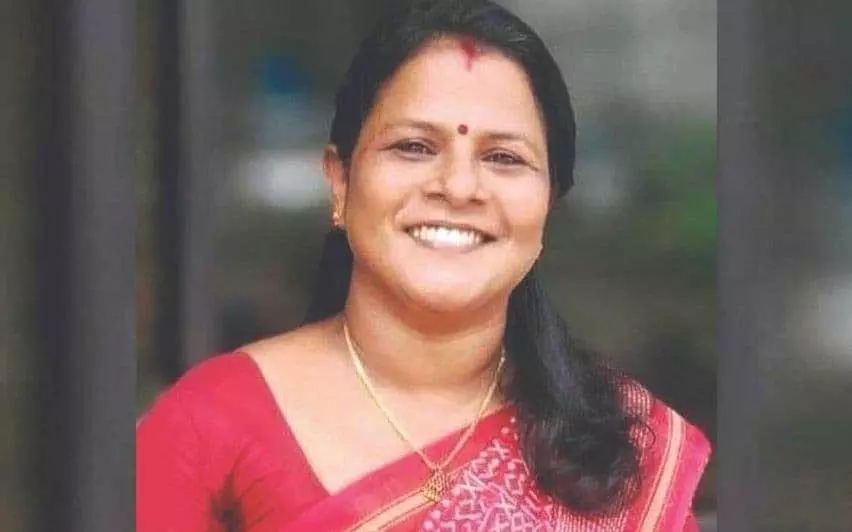 Kerala : स्कूटर डील पर संदेह होने पर प्रमिला ने हस्तक्षेप कर अनंथु की बेरोकटोक सवारी पर रोक Kerala : स्कूटर डील पर संदेह होने पर प्रमिला ने हस्तक्षेप कर अनंथु की बेरोकटोक सवारी पर रोक