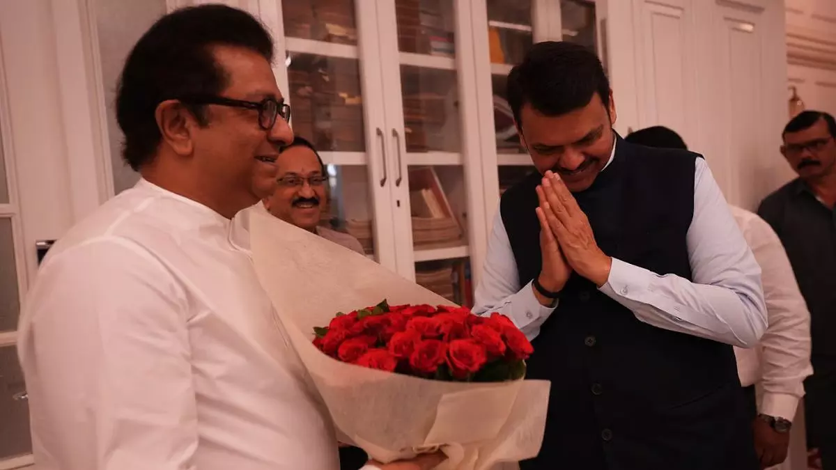 Maharashtra CM की राज ठाकरे से उनके आवास पर मुलाकात से राजनीतिक गलियारों में हलचल मच गई Maharashtra CM की राज ठाकरे से उनके आवास पर मुलाकात से राजनीतिक गलियारों में हलचल मच गई