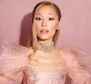 Ariana Grande ने अपने तलाकशुदा माता-पिता को फिर से दोस्त बनने के लिए मजबूर करने के बारे में बात की