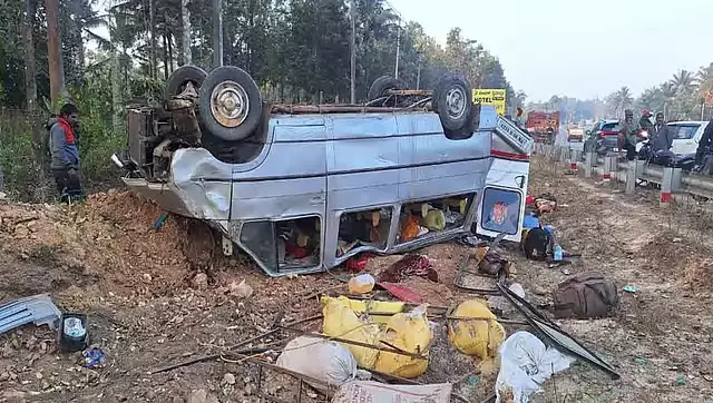 Karnataka: कॉफी बागान में मजदूरों को ले जा रहा वाहन पलटा, 14 गंभीर रूप से घायल Karnataka: कॉफी बागान में मजदूरों को ले जा रहा वाहन पलटा, 14 गंभीर रूप से घायल