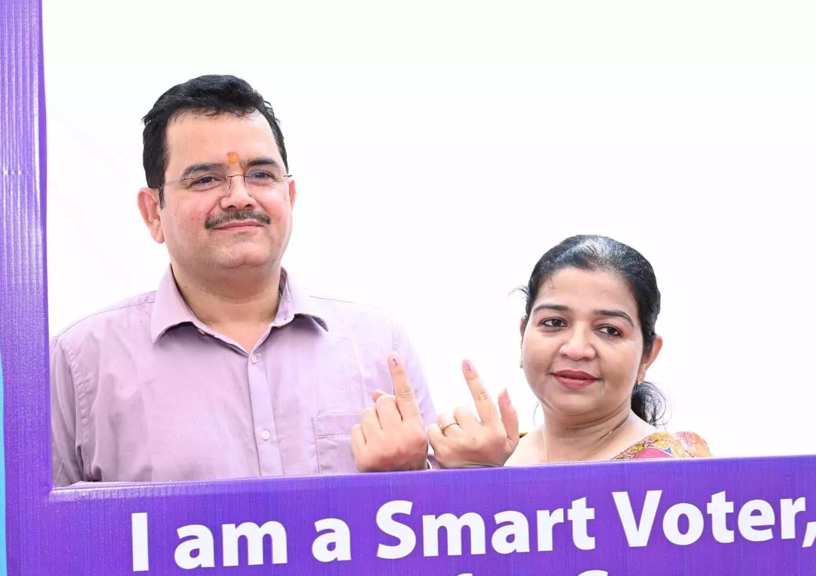 मुख्यमंत्री के सचिव पी दयानंद ने किया मतदान मुख्यमंत्री के सचिव पी दयानंद ने किया मतदान