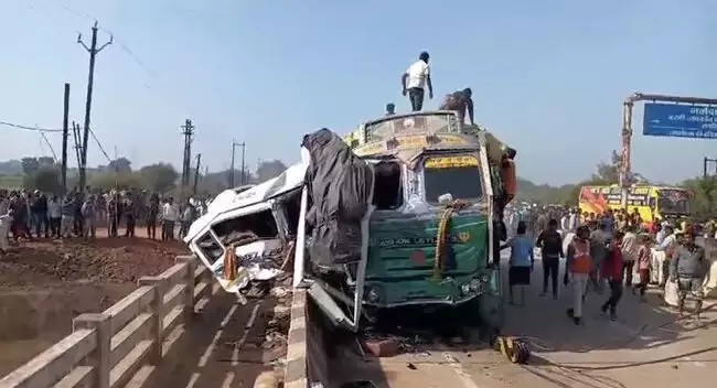 Road accident: कुंभ मेले से लौटते समय हैदराबाद के 8 निवासियों की मौत